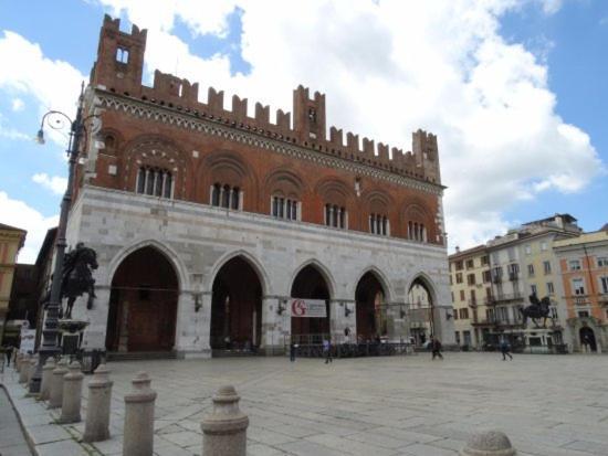 Lu.Lu Suite And Rooms Piacenza Exterior foto